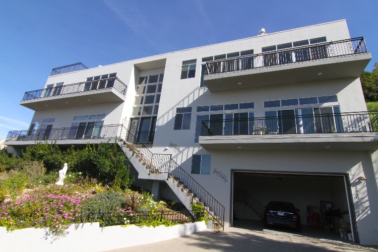 Gated 3 Story 5 Bedroom House with Views: IMPORTANT: 2 days minimum required to book. Recently remodeled 3 Floor, 5 Bedroom, 4 and a half Bathroom. Magnificent view. Bright and spacious.